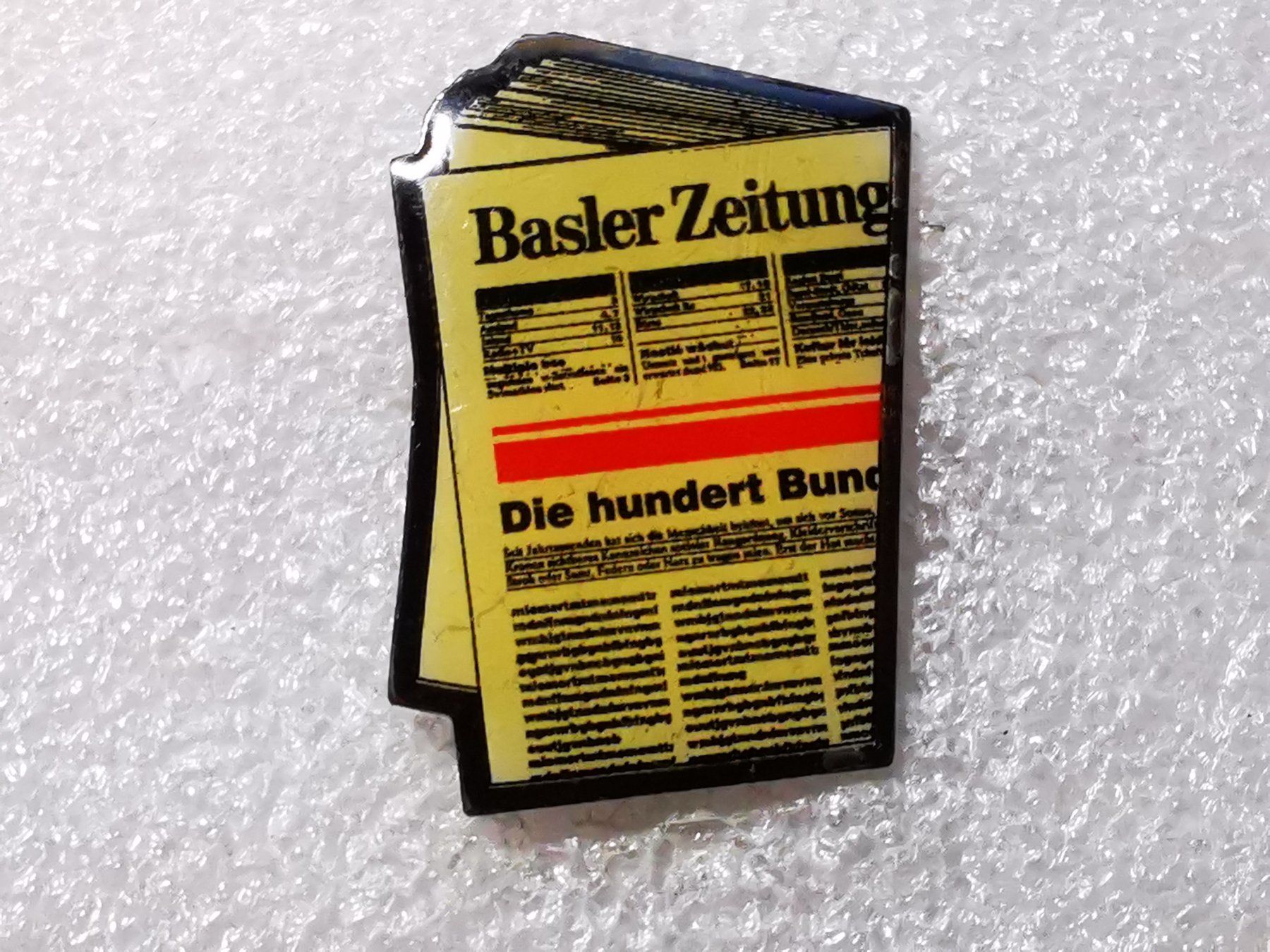 Placchette & Badge: Ansteckpin 59: Basler Zeitung – Usato da Oppligen venduto da Pin-Fall-Shop