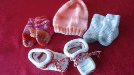 Baby Strickset Mütze Fäustlinge Söckchen neuwertig