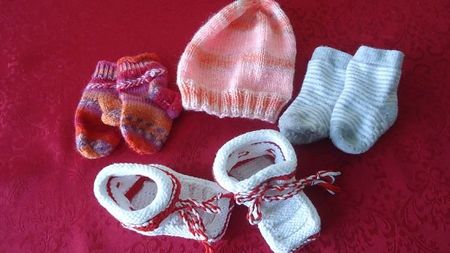 Baby Strickset Mütze Fäustlinge Söckchen neuwertig