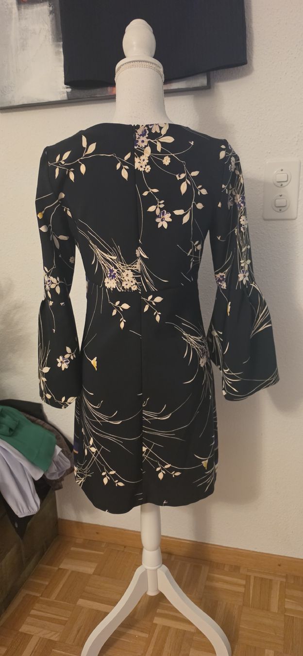 Vestiti: Kleid Rinascimento Gr 36 – Usato da St. Gallen venduto da mania03 3