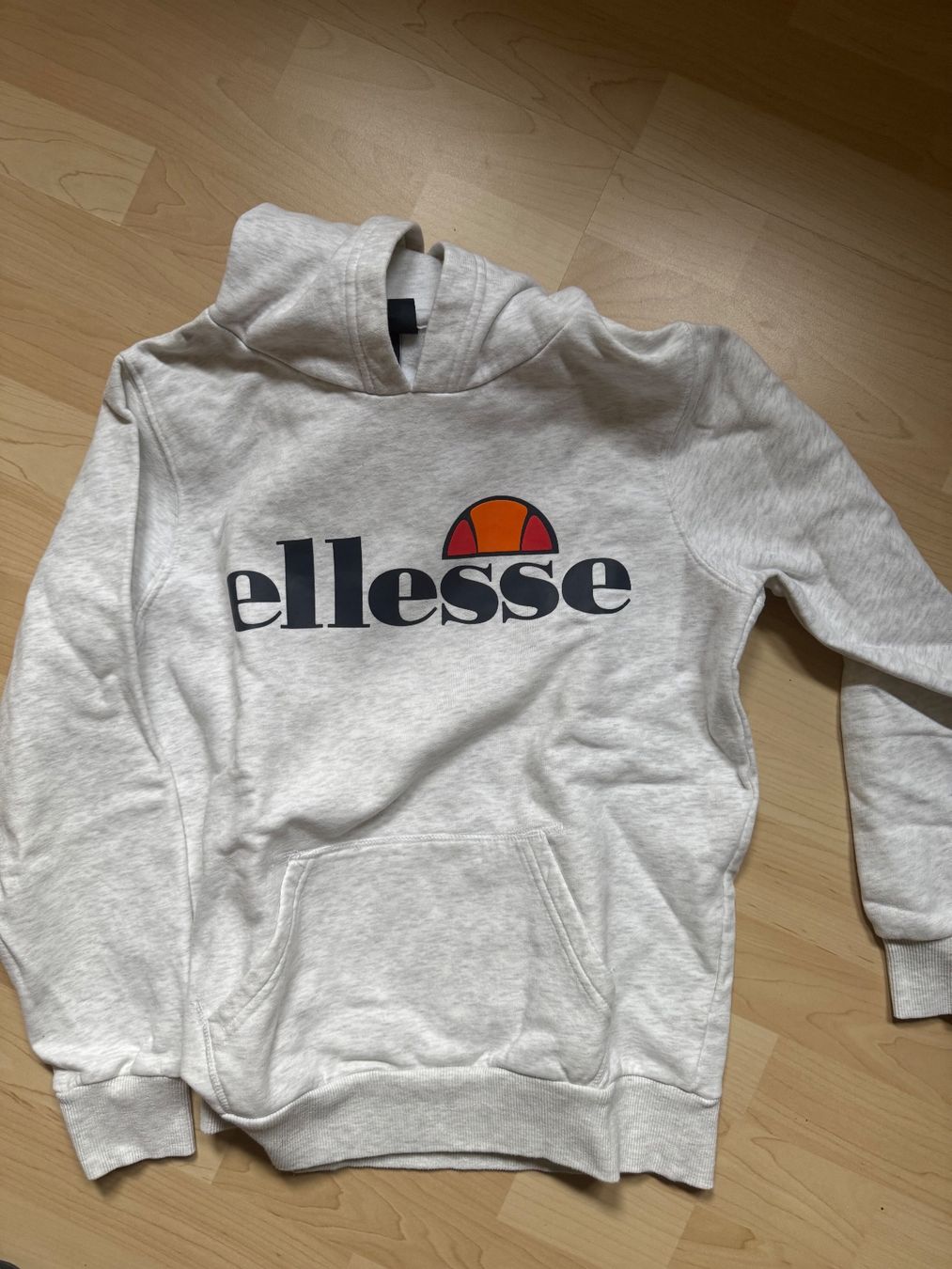 Ellesse Pullover & Sweatshirts: Ellesse Kapuzenpullover grau Grösse 152-158 gebraucht – Gebraucht aus Bäriswil BE von salatissimo