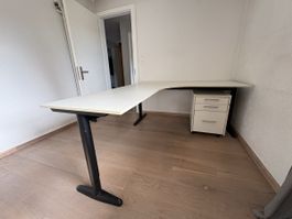 Eckpult /Schreibtisch von IKEA mit Korpus