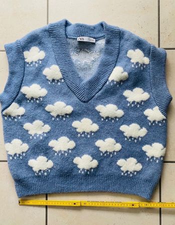 Zara Strickweste, Himmelblau mit Wolken, Grösse S