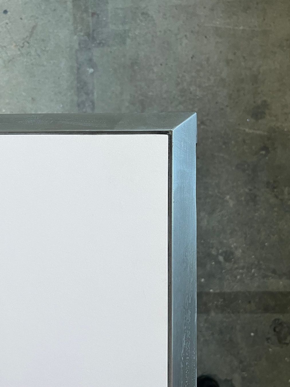 Tavoli: Konsolentisch / Sideboard Linoleum Stahl – Usato da Zürich venduto da Glaesser 2