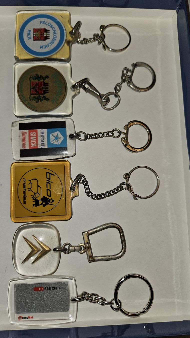 Portachiavi: Porte-Clés / Lot / + 1 décapsuleur et 2 clés. – Usato da Cortaillod venduto da signep 6