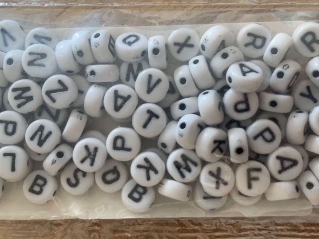Perle (finte): Perlen / Bastelperlen Buchstaben schwarz / weiss – Nuovo e nell'imballaggio originale da Geneve venduto da vane267