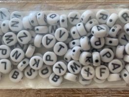 Perlen / Bastelperlen Buchstaben schwarz / weiss