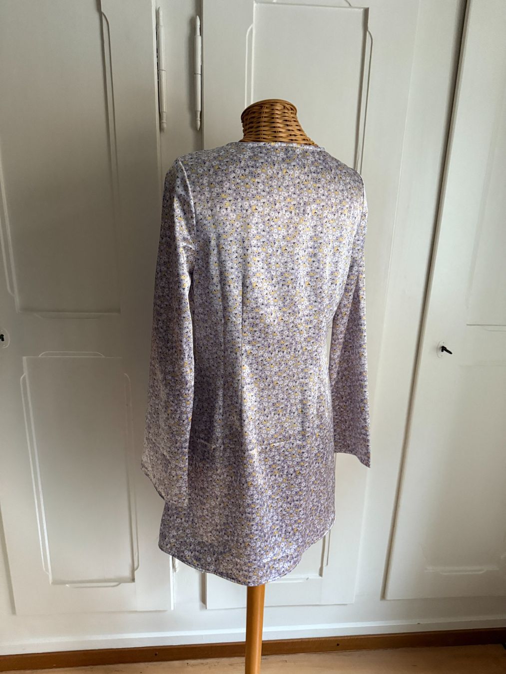 H&M Robes: Satin Kleid flieder geblümt 38 – D'occasion à Zürich par Diazaio 2