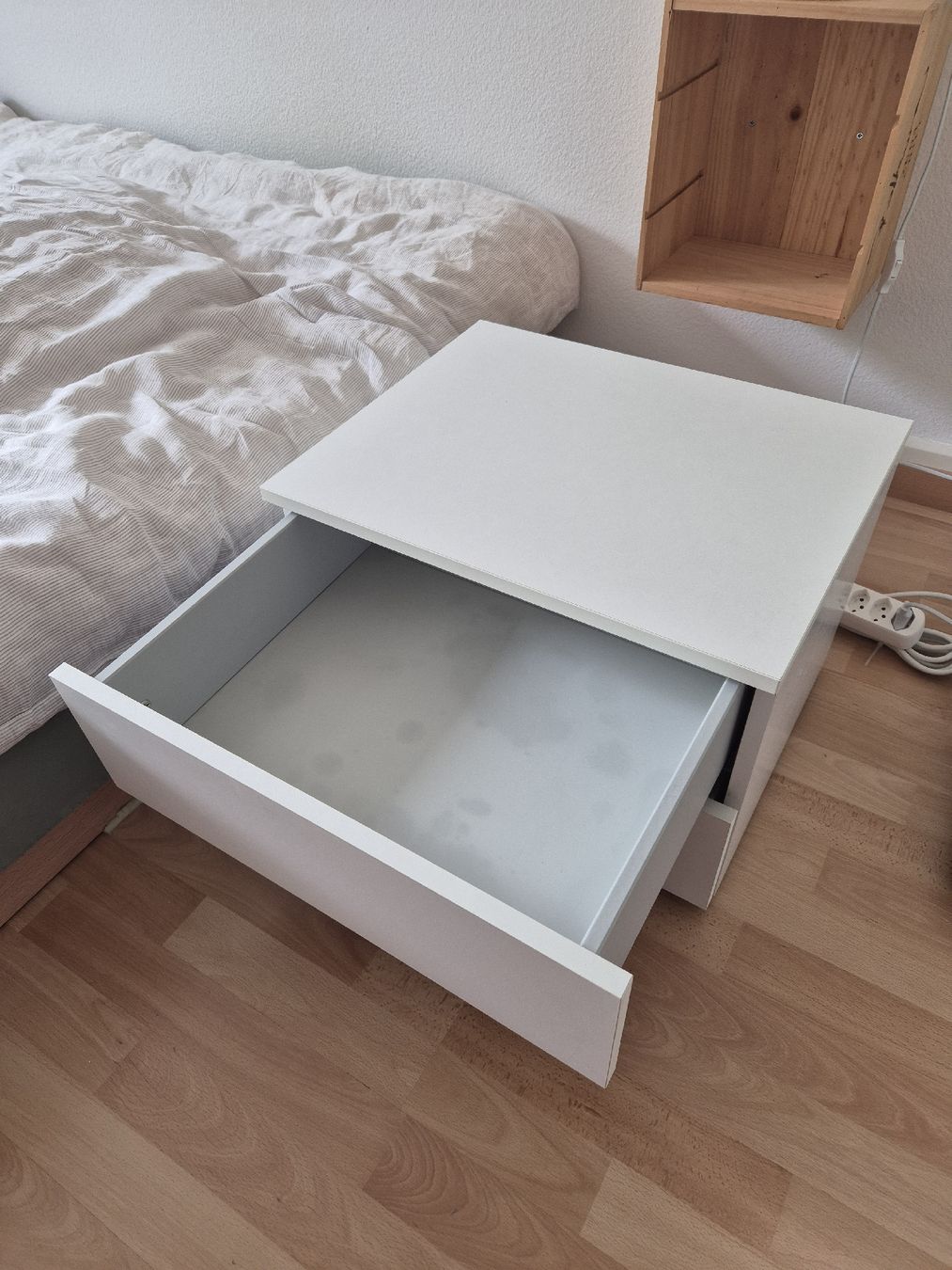 Nachttische: Nachttisch weiss – Gebraucht aus Winterthur von Braintaxer 2