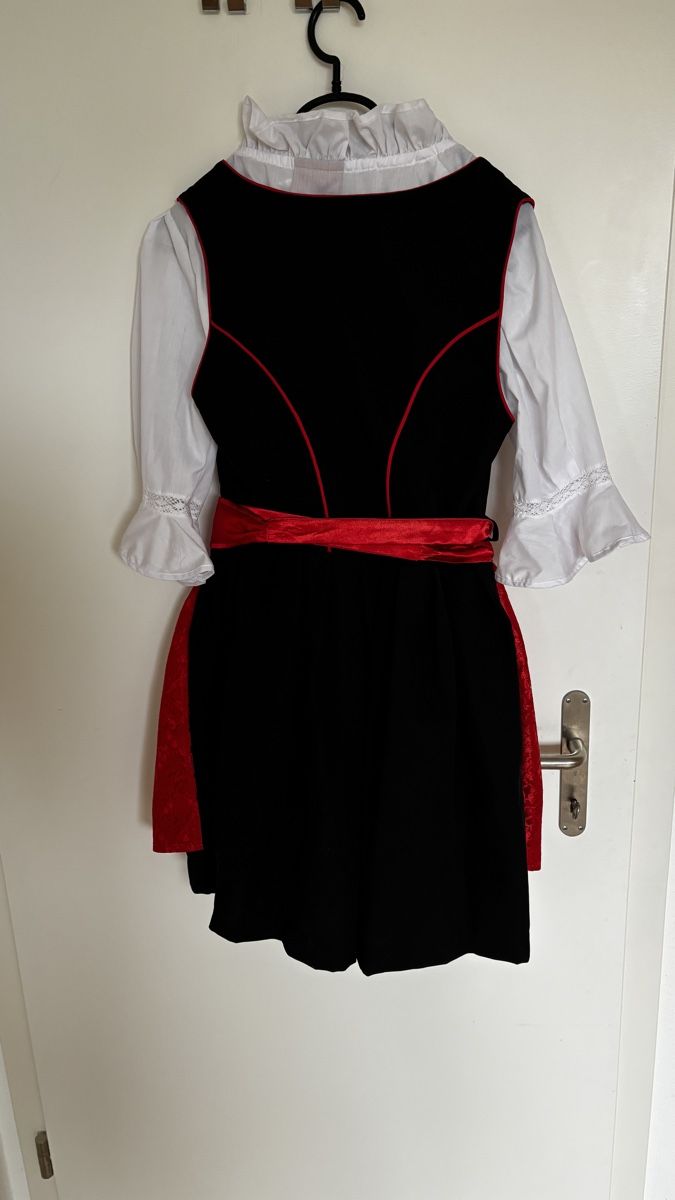 Costumi: Dirndl mit Schürze rot und Bluse Gr 38 NEU – Nuovo e nell'imballaggio originale da Stäfa venduto da Goldvreneli.07 2