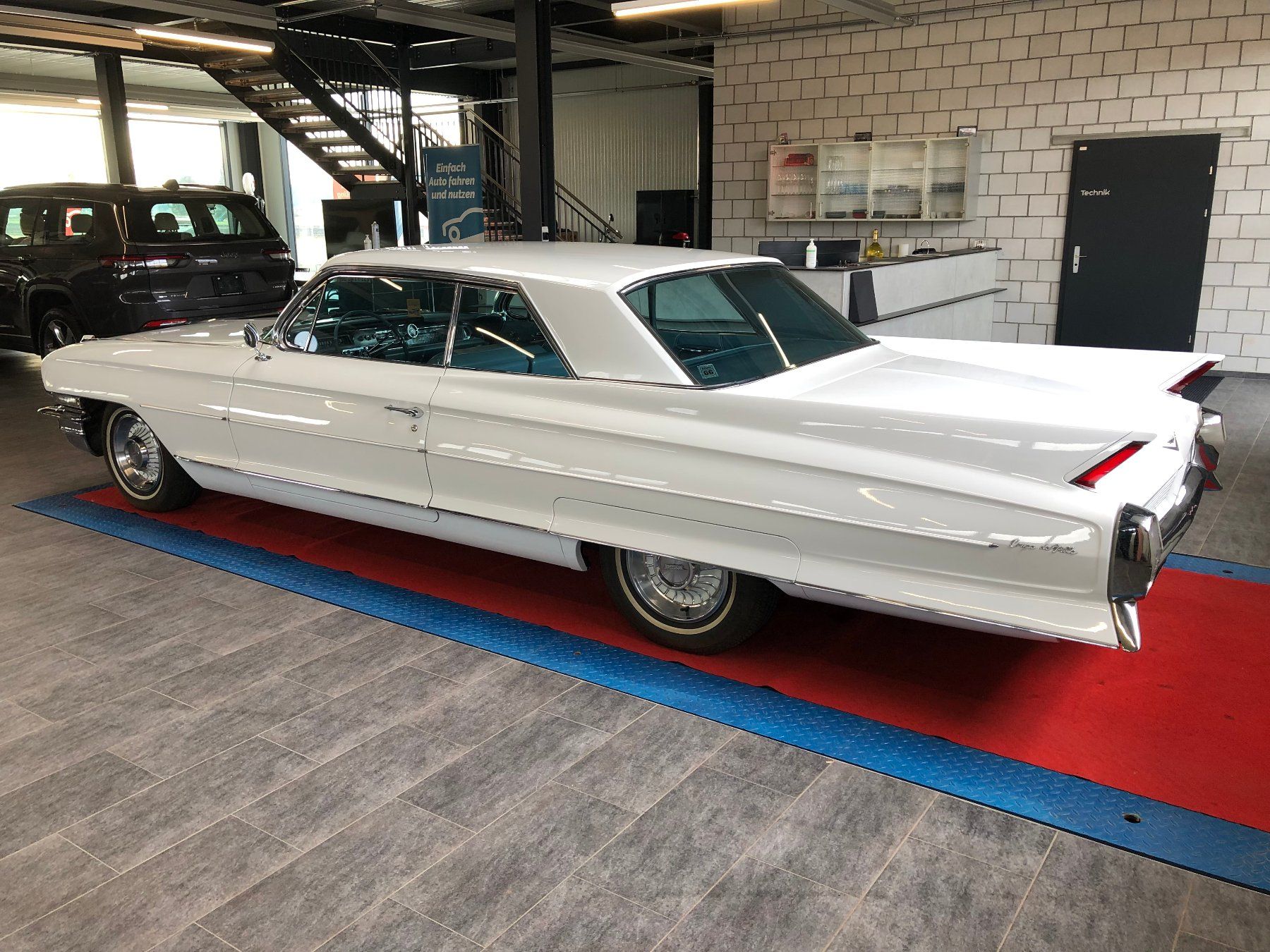 Cadillac Automobili: CADILLAC DEVILLE COUPE 6.4-V8 – Usato da Gampelen venduto da Steuer0 2