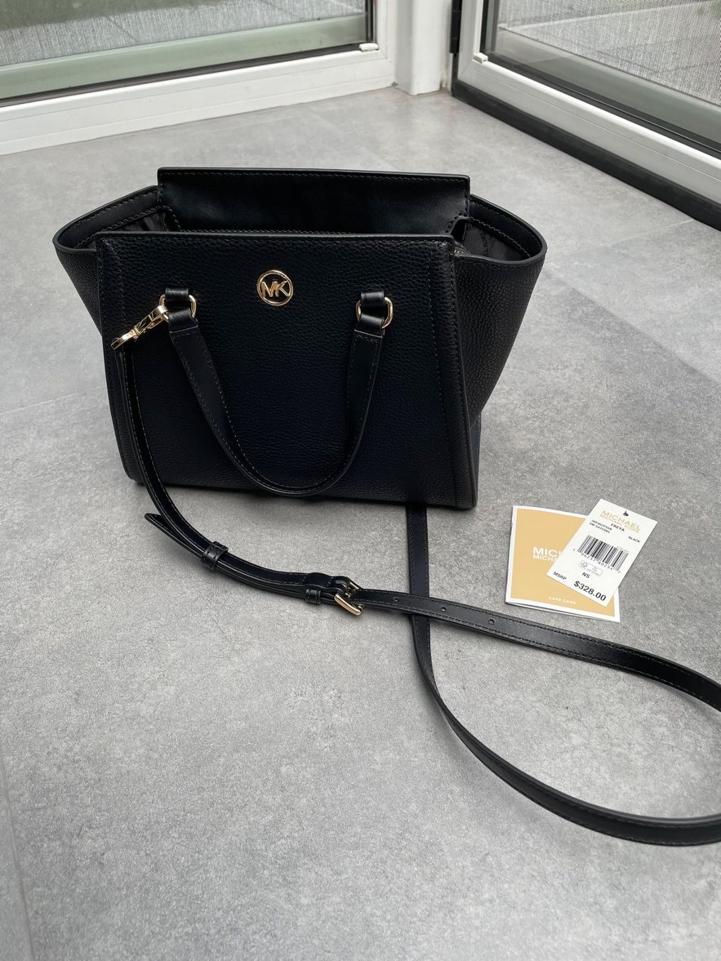 Michael Kors Borse da donna: MICHAEL KORS Handtasche FREYA schwarz, NEU – Nuovo e nell'imballaggio originale da Neftenbach venduto da RIB123456