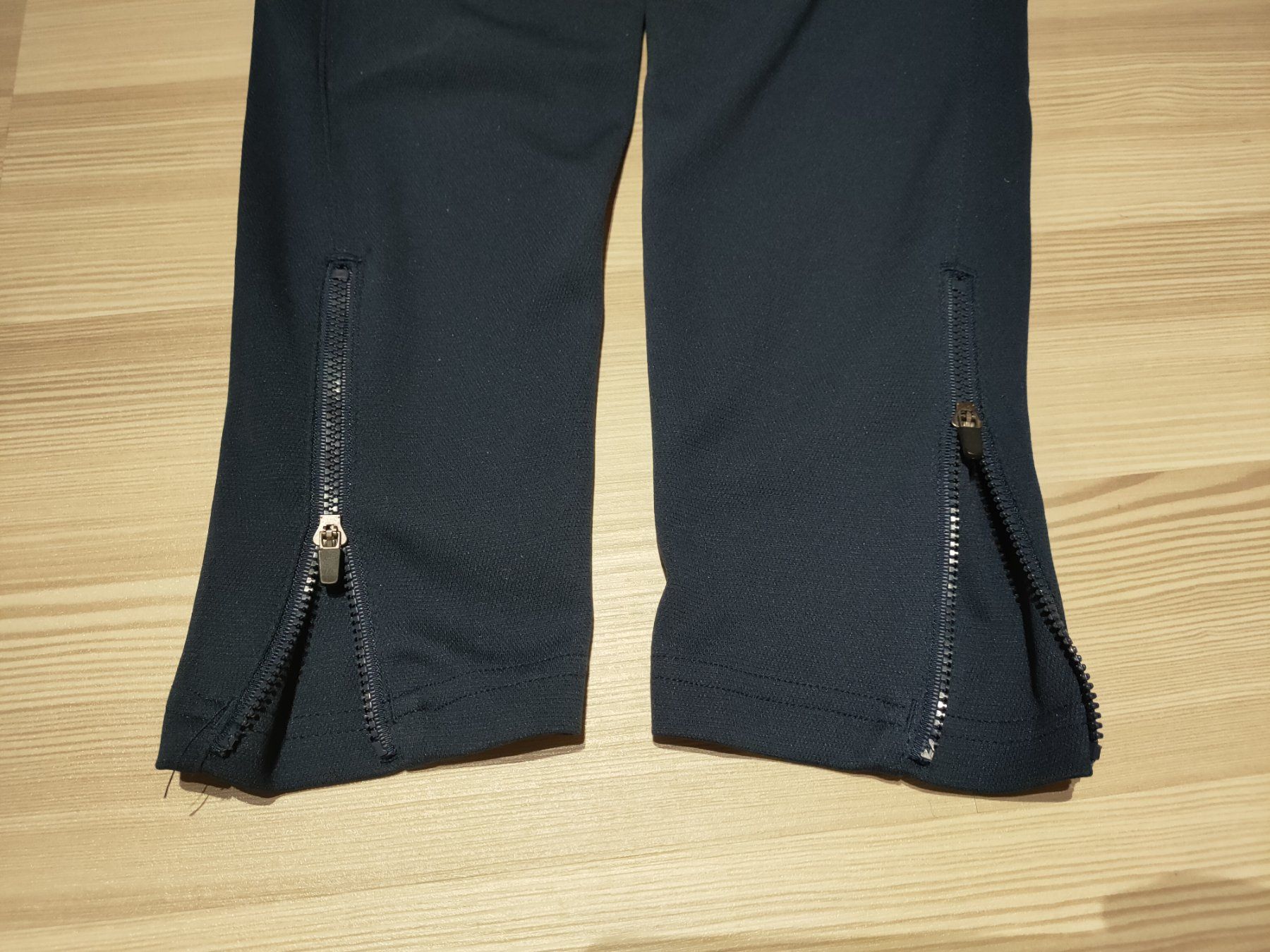 Erima Pantalons: Erima Trainerhose Grösse 140 – D'occasion à Ins par variable 2
