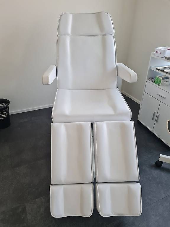 Lettini & sedie per cosmetici: Kosmetik liege – Usato da Brüttisellen venduto da car_8vgk 2