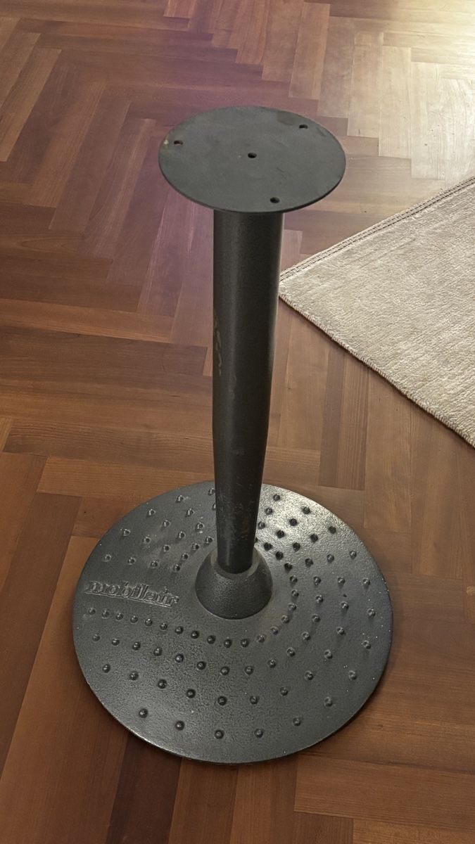 Autre mobilier: Tischfuss Metall rund – D'occasion à Zürich par Saminaeggi