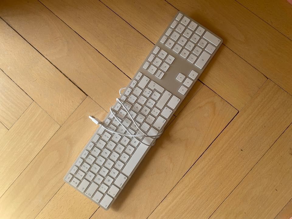Apple Tastiere: Clavier filaire Apple – Usato da Fribourg venduto da Manssch02