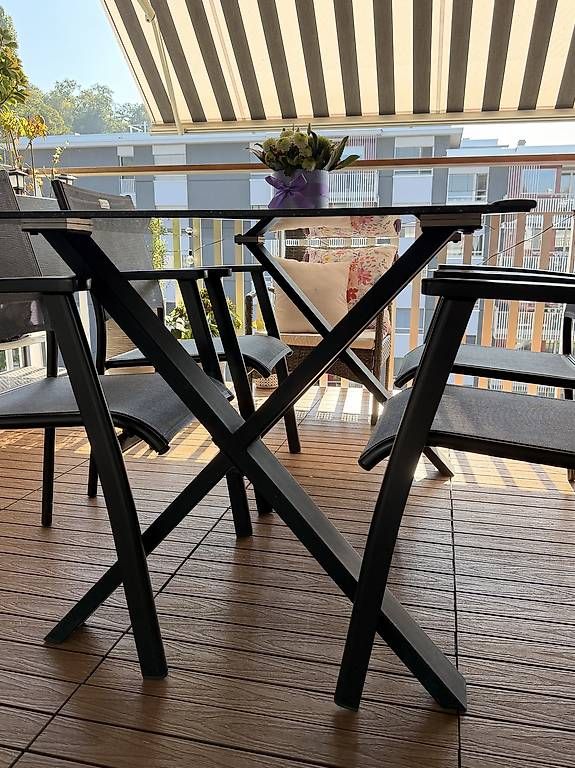Tables: Granit Esstisch mit 4 Stühle  – D'occasion à Oberengstringen par SaraHoney19 1