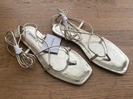 STRADIVARIUS Goldene Sandale im Greek Style NEU Gr. 37