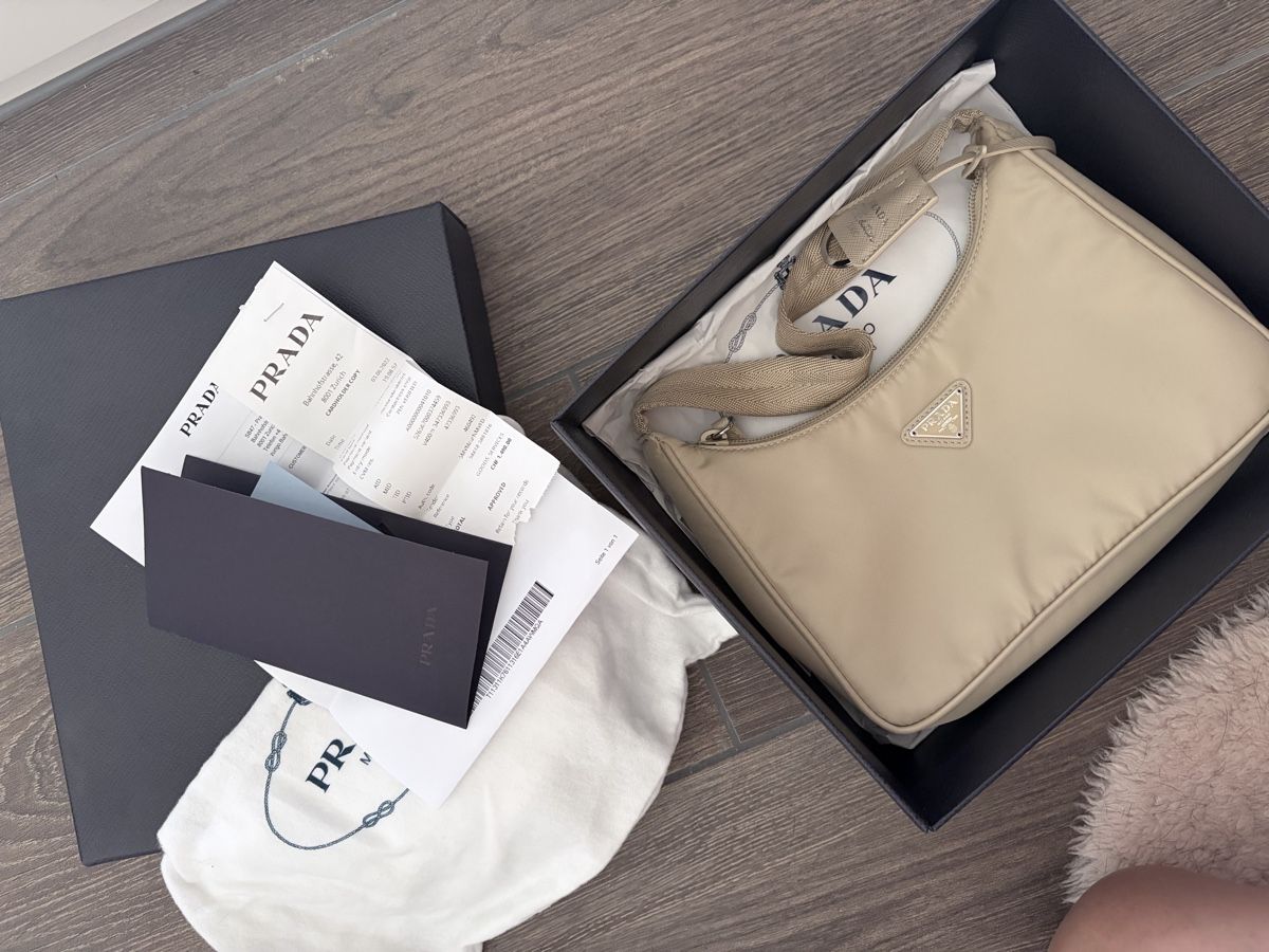 Prada Borse: Prada Re-Edition Nylon Bag Beige – Usato da Aarburg venduto da roc_9n2c 1