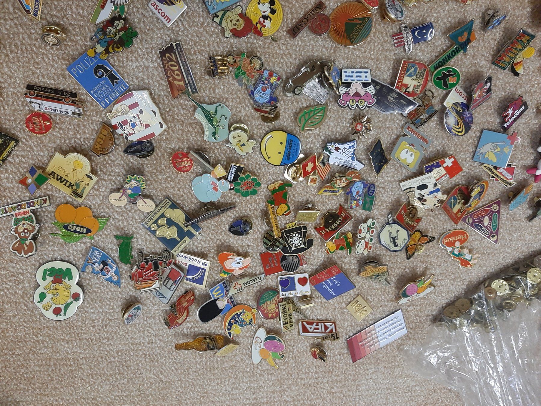 Alle Dekorationen: Pinsammlung / ca. 50 Stück diverse Sujets – Gebraucht aus Riehen von joerdeli 5