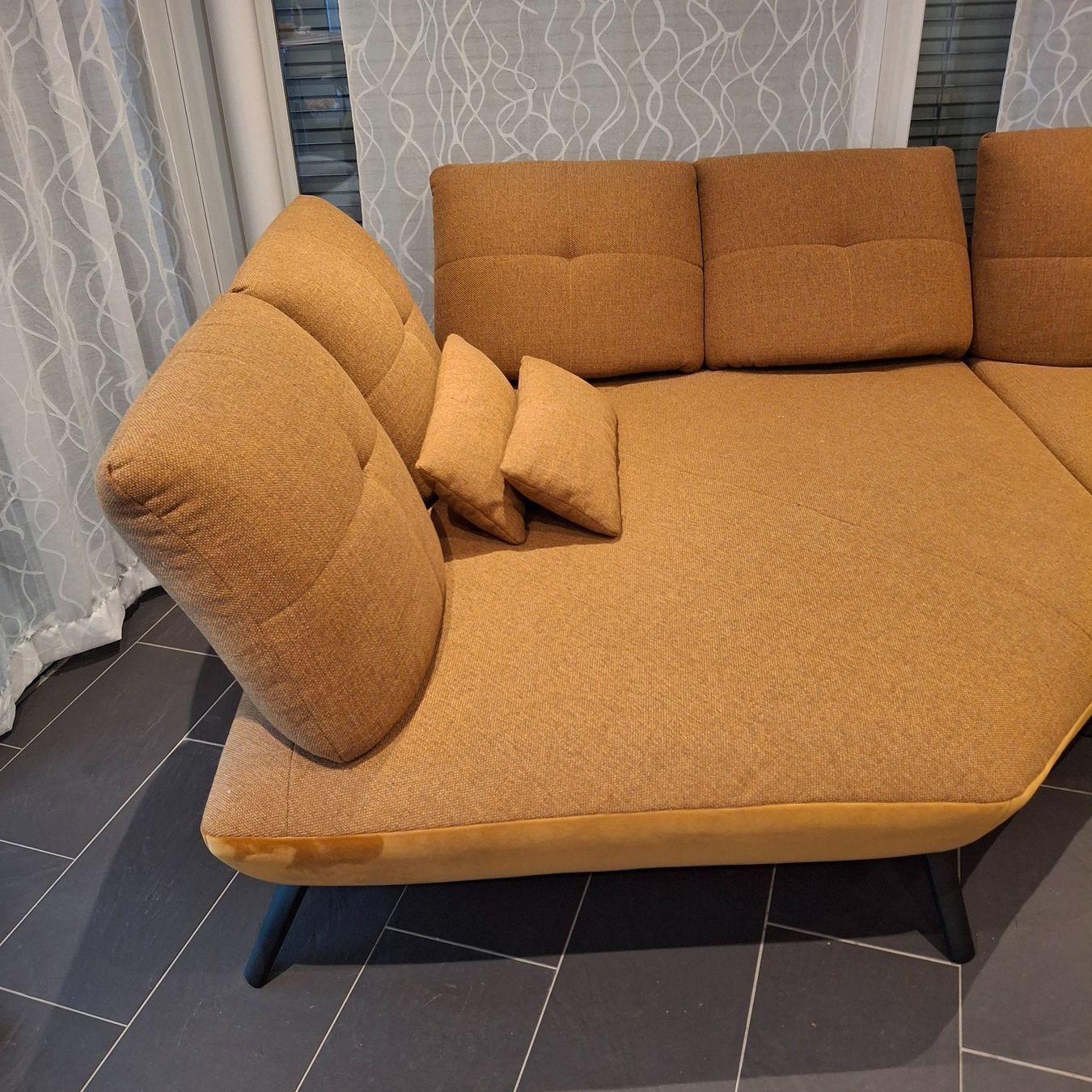 Divani: Ecksofa Dover XC TrapeEL  Farbe Riviera Gold – Usato da Tuttwil venduto da Daisy75 2