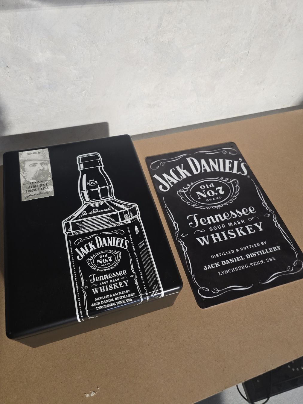 Toutes les décorations: boite et plaque jack Daniels  – D'occasion à Le Locle par Marc9194