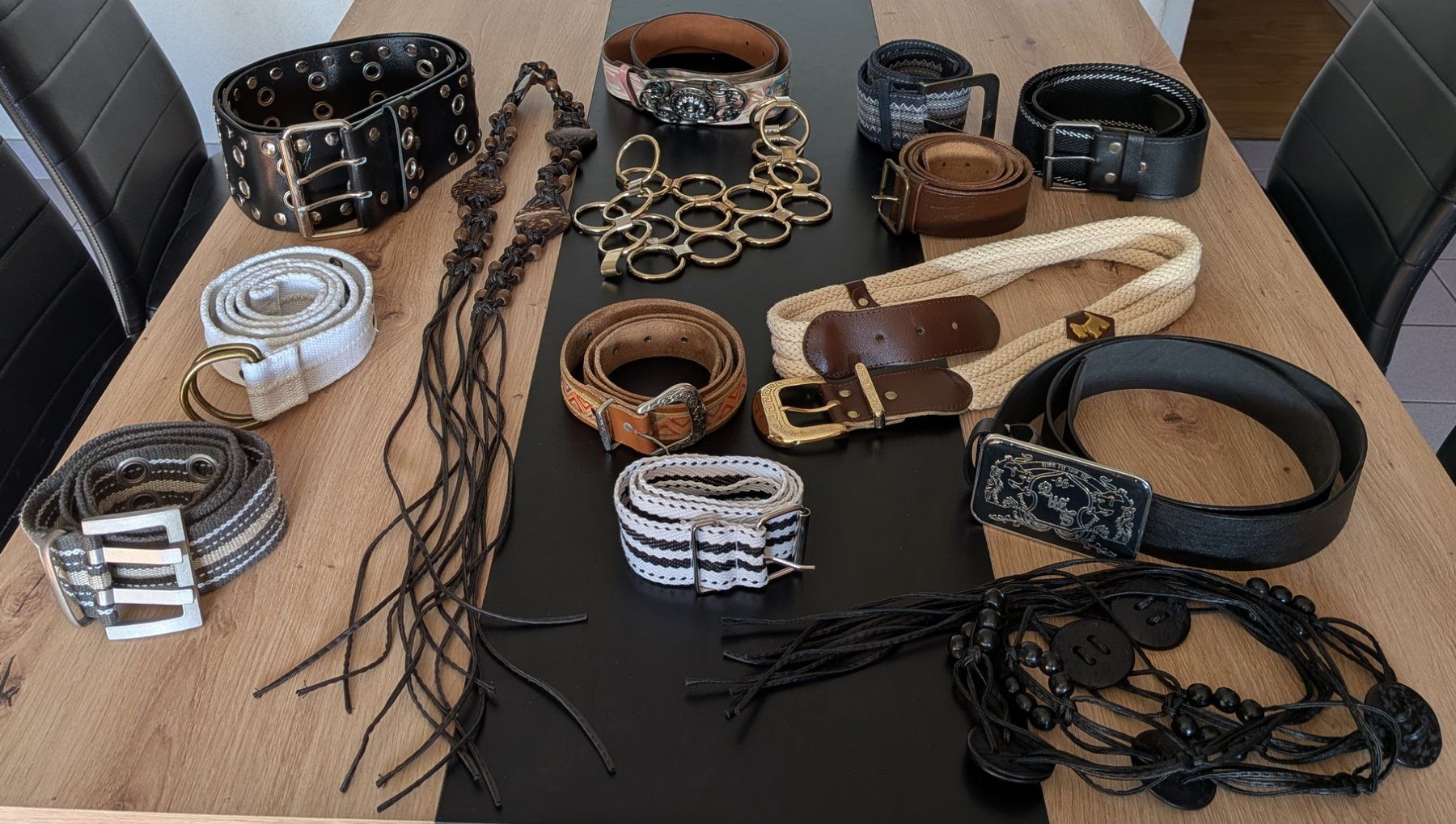 Cinture: lot de -14- ceintures de différents styles – Usato da Villariaz venduto da Mariejoconde