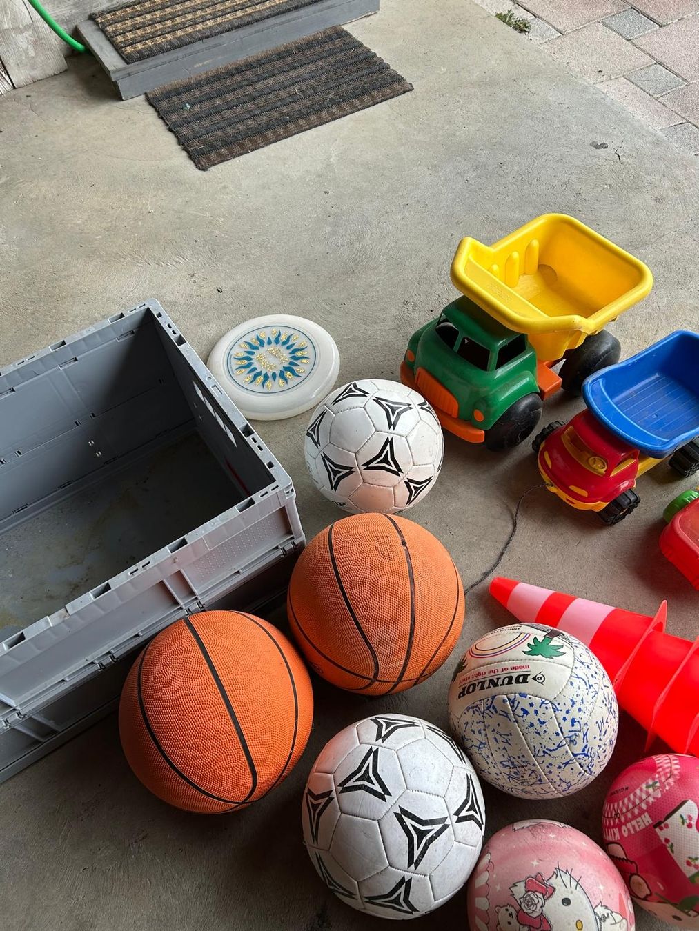Jouets: Kiste mit Bällen, Spielsachen – D'occasion à Signau par Vonberch 2