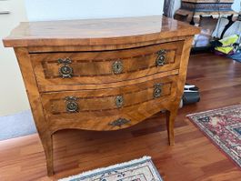 Antike Kommode mit Intarsien, Stil Louis XV