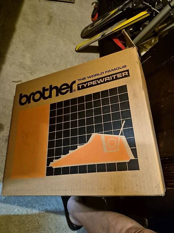 Brother Macchine da scrivere: Machine à écrire électrique Brother années 80 – Nuovo (secondo la descrizione) da Genève venduto da Baraca60 1