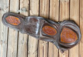 Sattelüberzug für eine Sissybar von Harley Davidson verziert