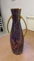 Vase aus Porzellan ist vergoldet
