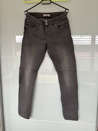Jean slim gris délavé, taille 40, parfait pour l'automne!