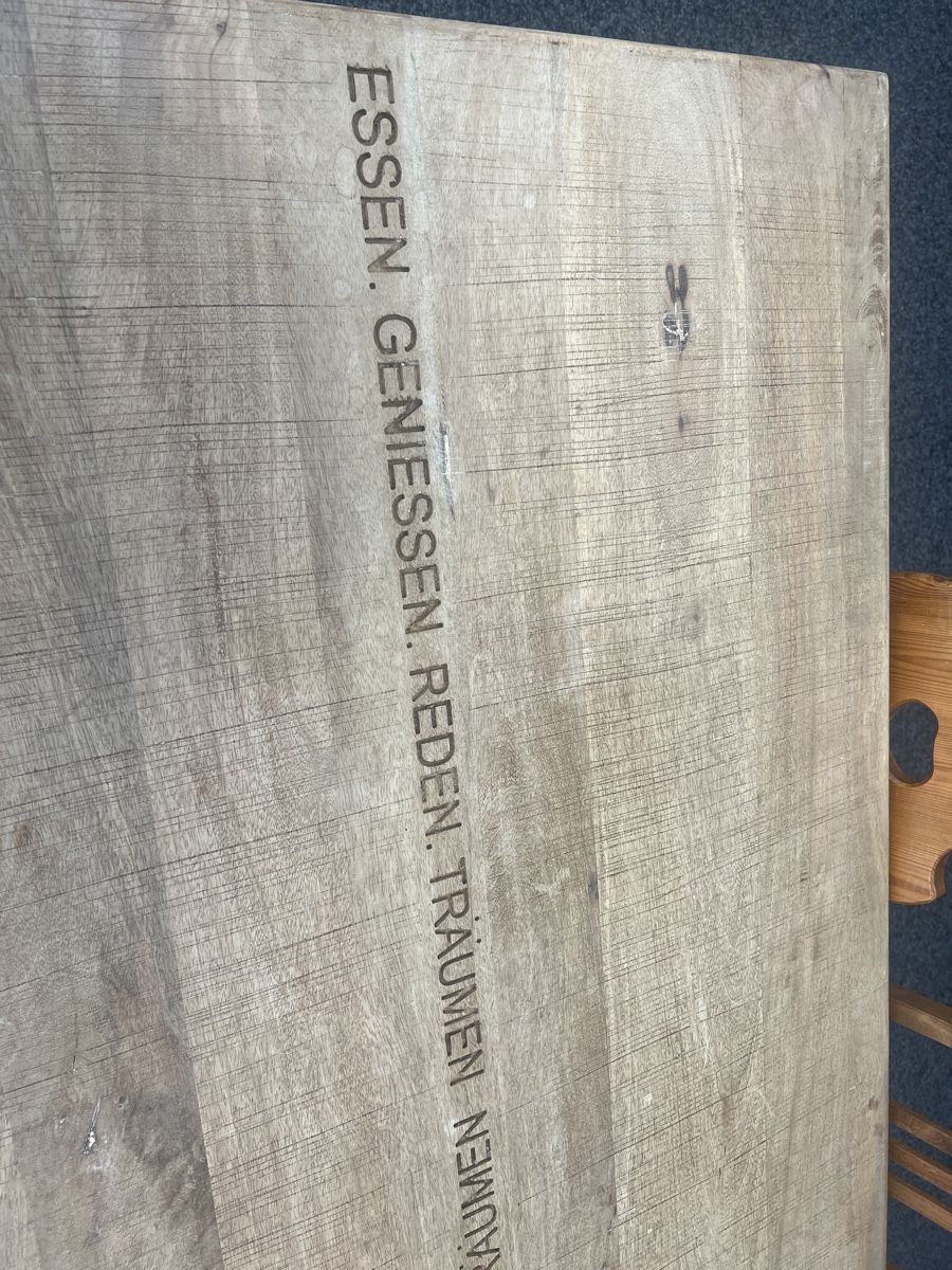 Tische: Massiver Holztisch mit Spruch 87x140 – Gebraucht aus Rorschach von TrendyDeals 1