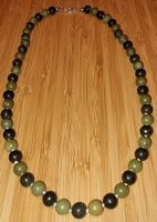 Halskette geknüpft, Serpentin & Nephrit-Jade 53cm. Ø 8mm.