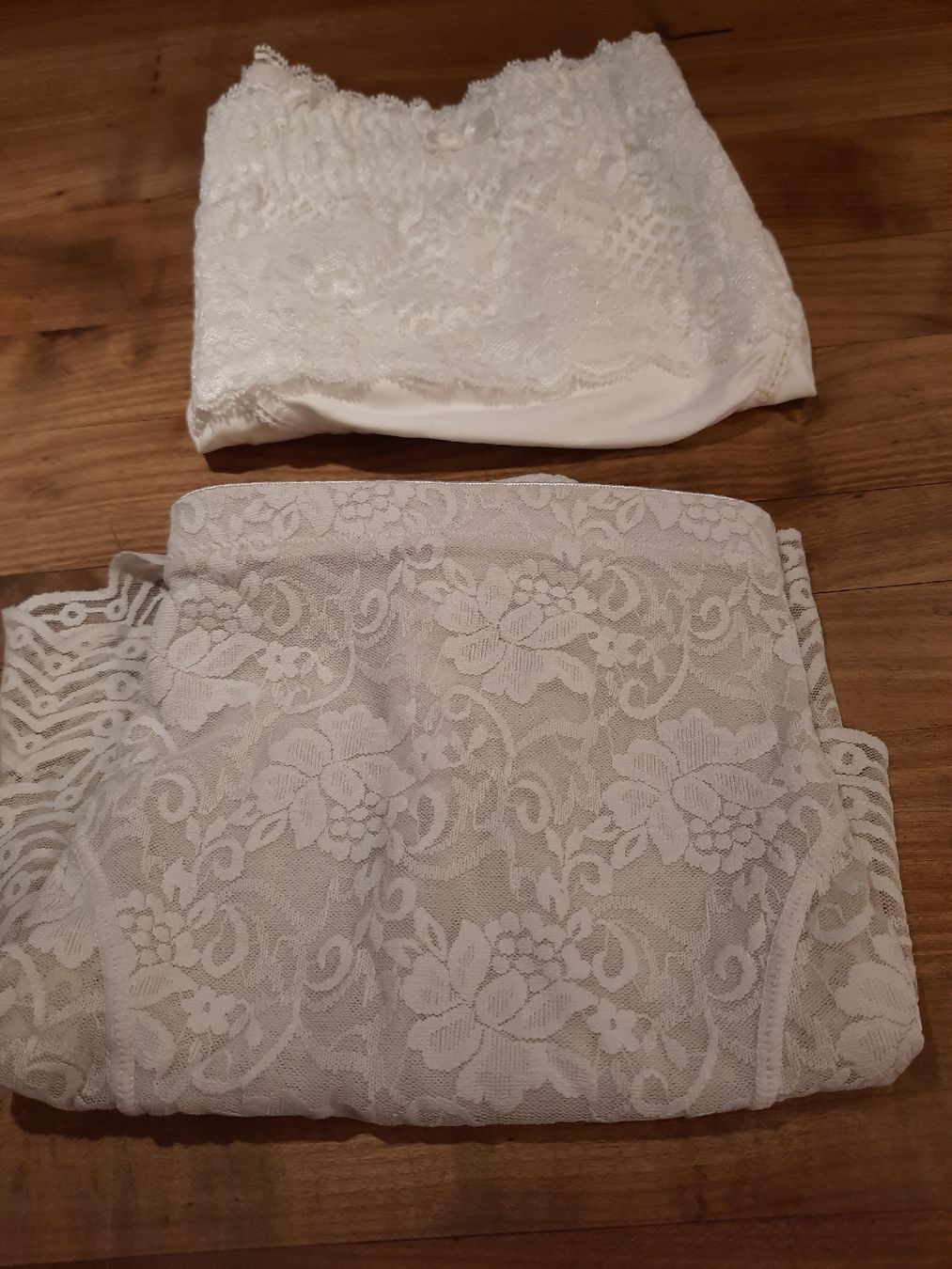 Autres dessous: 2  wunderschöne Spitzenslip 44/46 – Neuf (Voir description) à Busswil BE par balu37