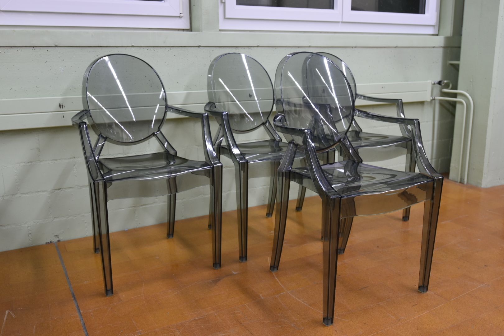 Stühle: Designer Stühle Louis Ghost von Philippe Starck – Gebraucht aus Lichtensteig von Polsterwerk 5