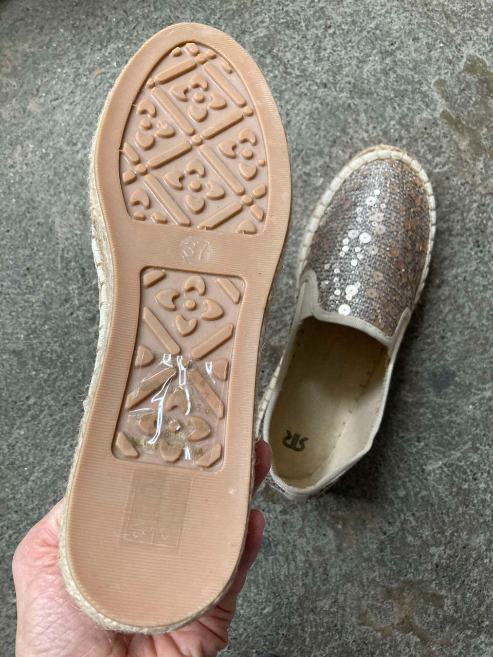 Damenschuhe: Neue Hausschuhe mit Pailetten – Neu (gemäss Beschreibung) aus Grüningen von olivia1283