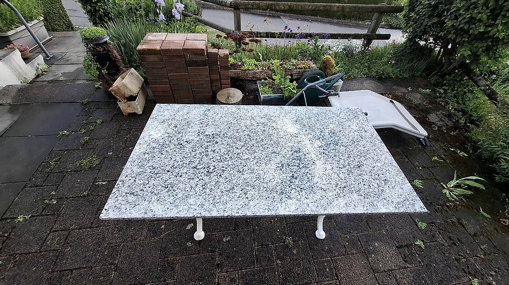 Tables: Granit-Tisch mit Metallgestell – D'occasion à Winterthur par Draco44 1