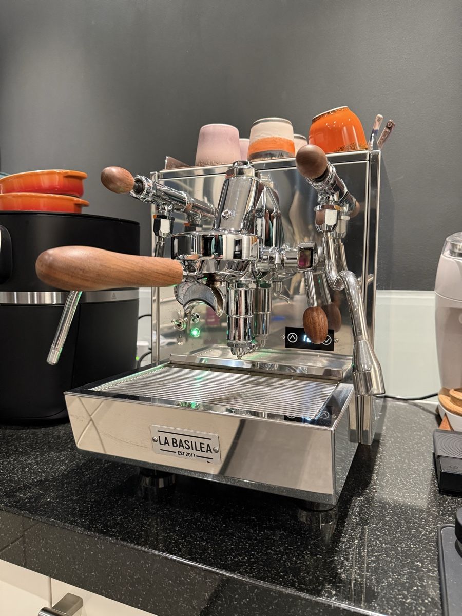 Machines à café & Machines à expresso: La Basilea Uno L1 V3 mit Eichenholz Griffen – D'occasion à Langnau am Albis par Mzimmer