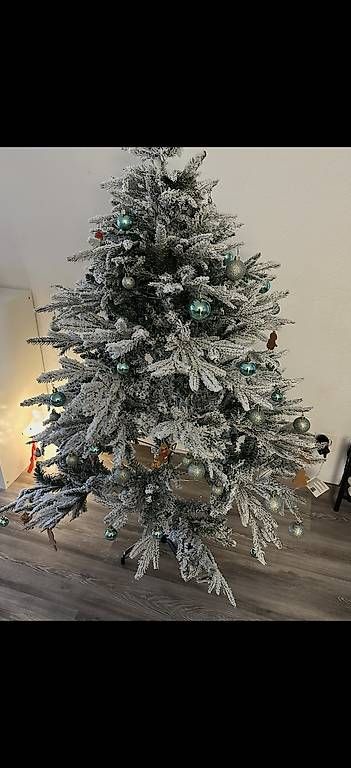 Toutes les décorations: Weihnachtsbaum künstlich mit "Schnee" – D'occasion à Rothrist par ale_h7dz