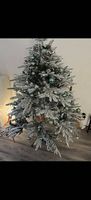 Weihnachtsbaum künstlich mit "Schnee"