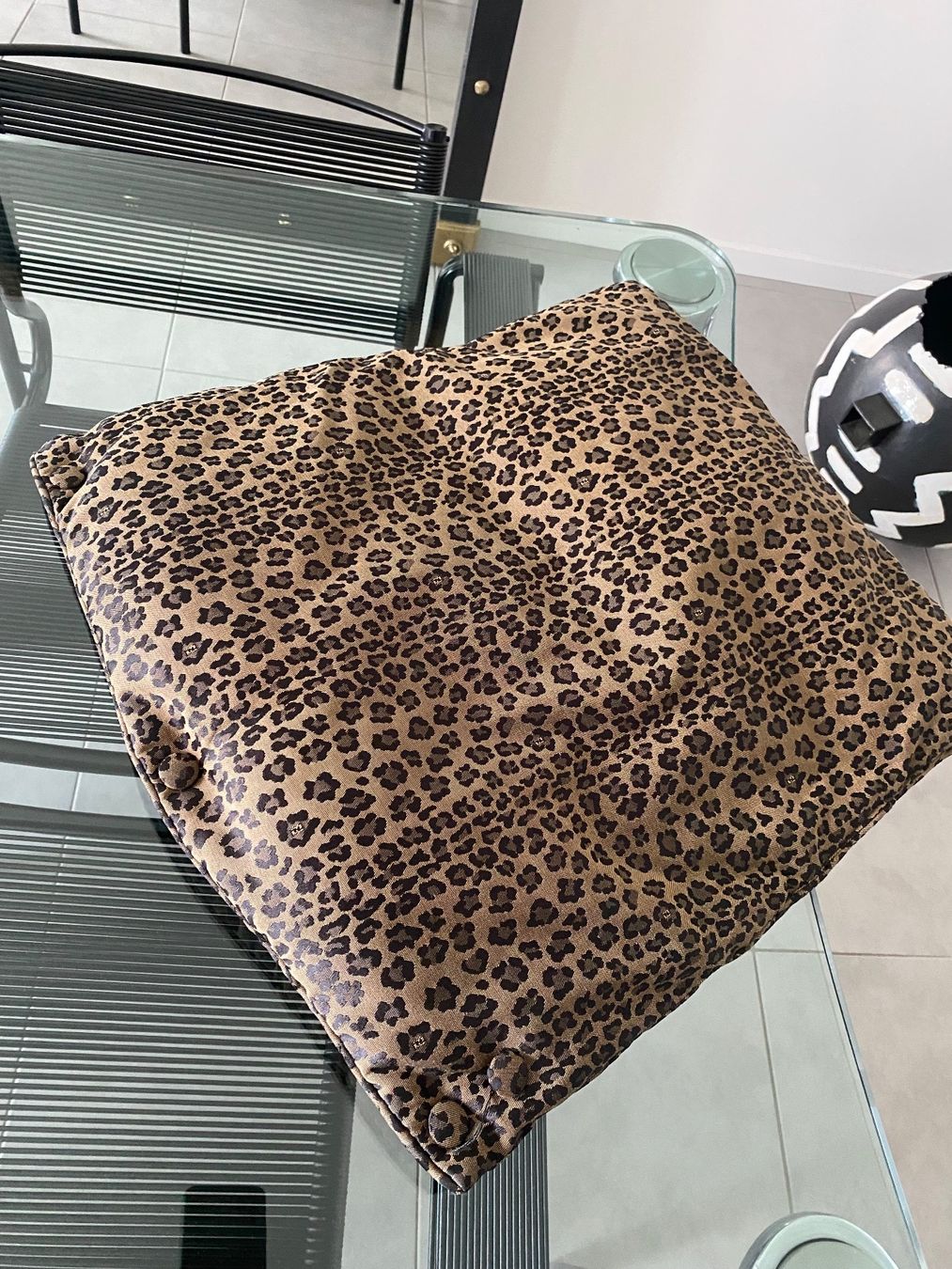 Fendi Kissen: Fendi Kissen Leo-Muster – Gebraucht aus Holderbank SO von SUS-2021 2