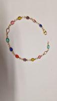 Goldfarbenes Armband mit bunten Glassteinen