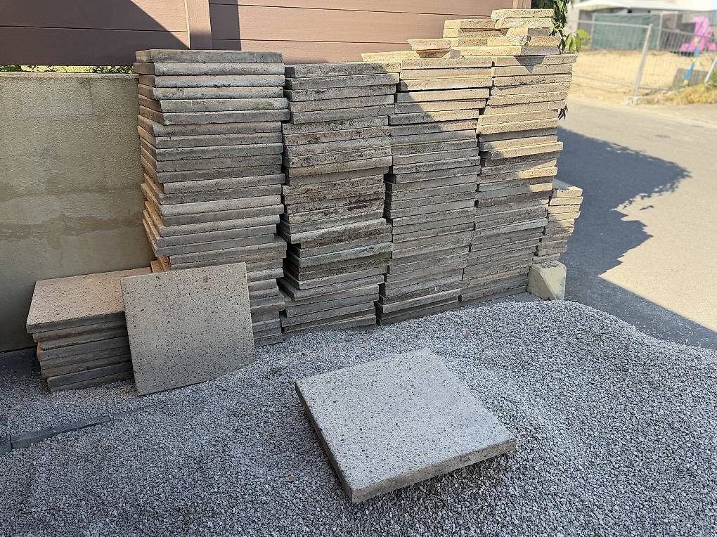 Rivestimenti per pavimenti: À venir chercher dalles de jardins beiges  – Usato da Nyon venduto da VD11205ch