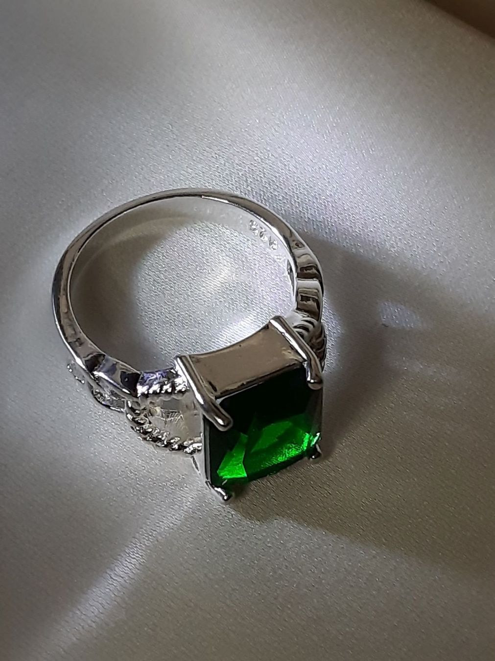 Anelli: Eleganter Ring mit grünem Zirkonia, 925 versilbert Gr. 8 – Nuovo (secondo la descrizione) da Grenchen venduto da maretop 1
