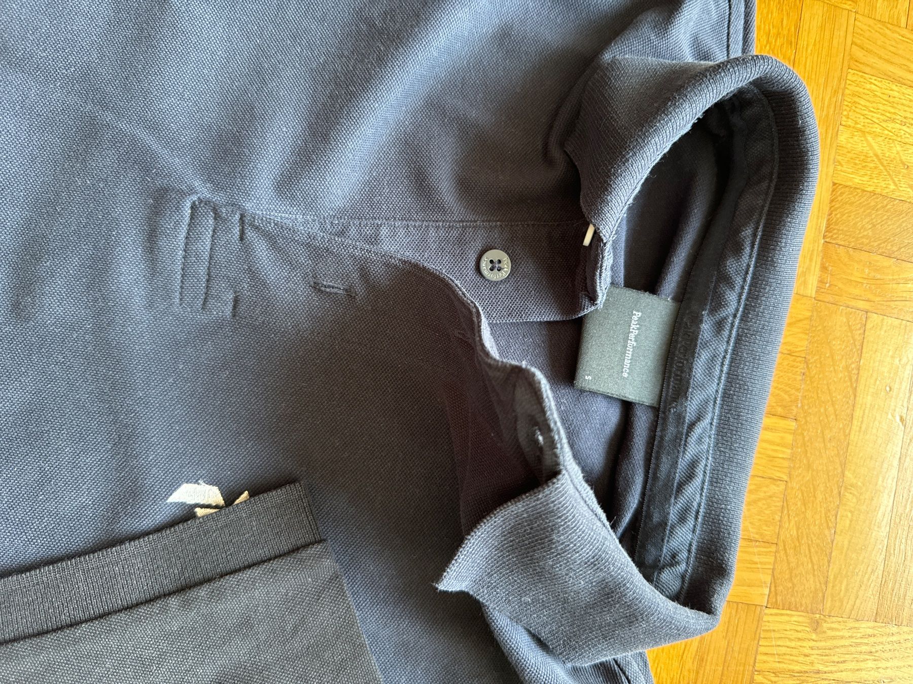 Peak Performance Kleiderpakete: 2x Poloshirts Gr. S Dunkelblau & Schwarz Peak Performance – Gebraucht aus Winterthur von britsi 2