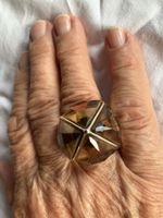 Pyramidenförmiger Ring mit Zirkonia