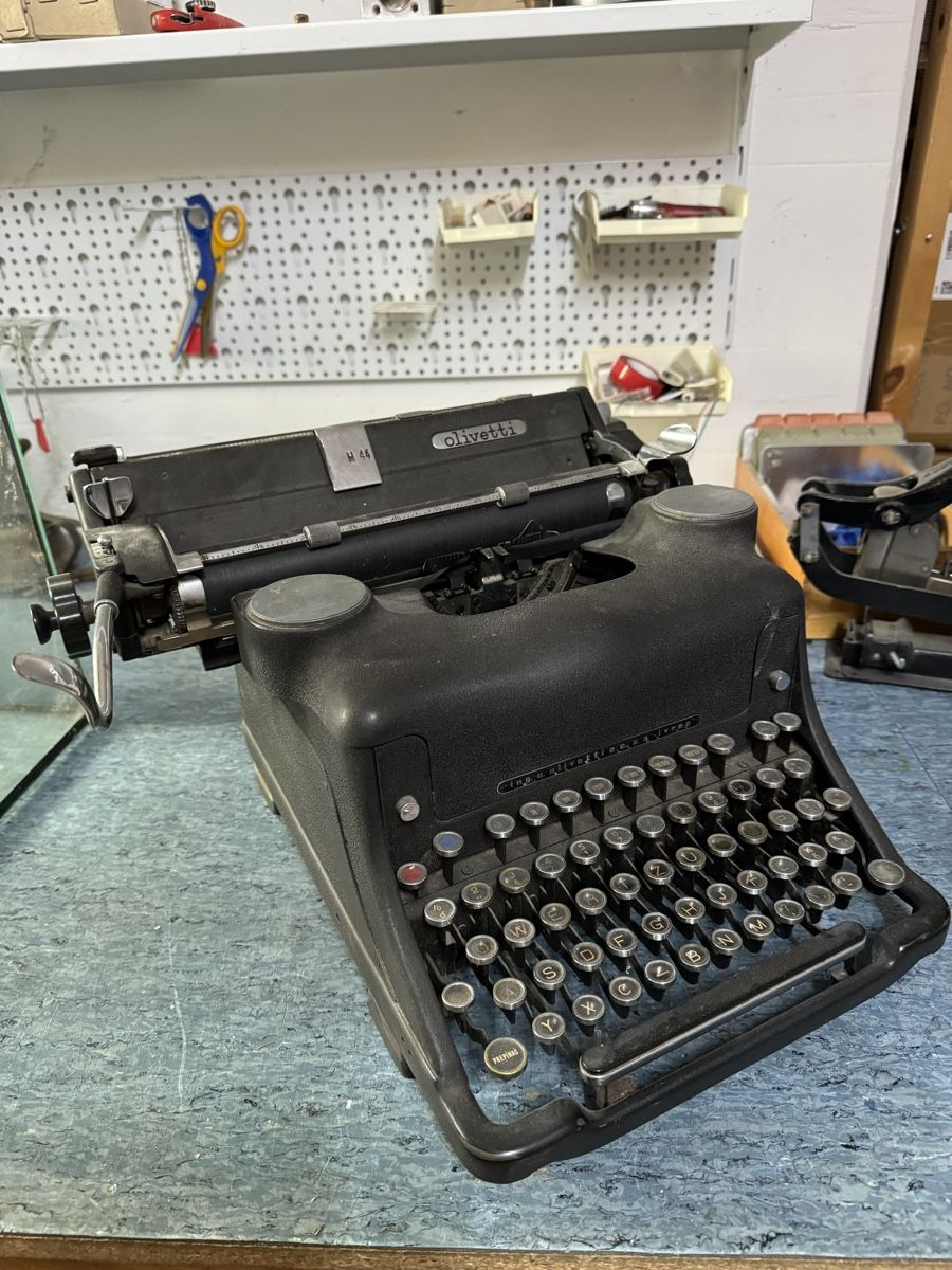 Olivetti Macchine da scrivere: Schreibmaschine Antik von Olivetti – Usato da Samstagern venduto da Dufman