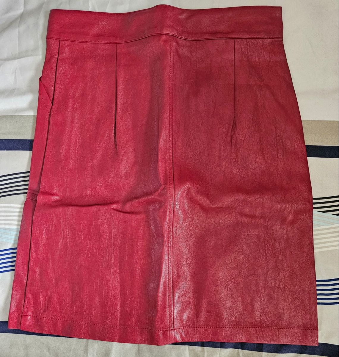 Gonne: Mini-jupe rouge en simili cuir avec fermeture éclair dorée – Nuovo e nell'imballaggio originale da Henniez venduto da jcf_6rzc 1